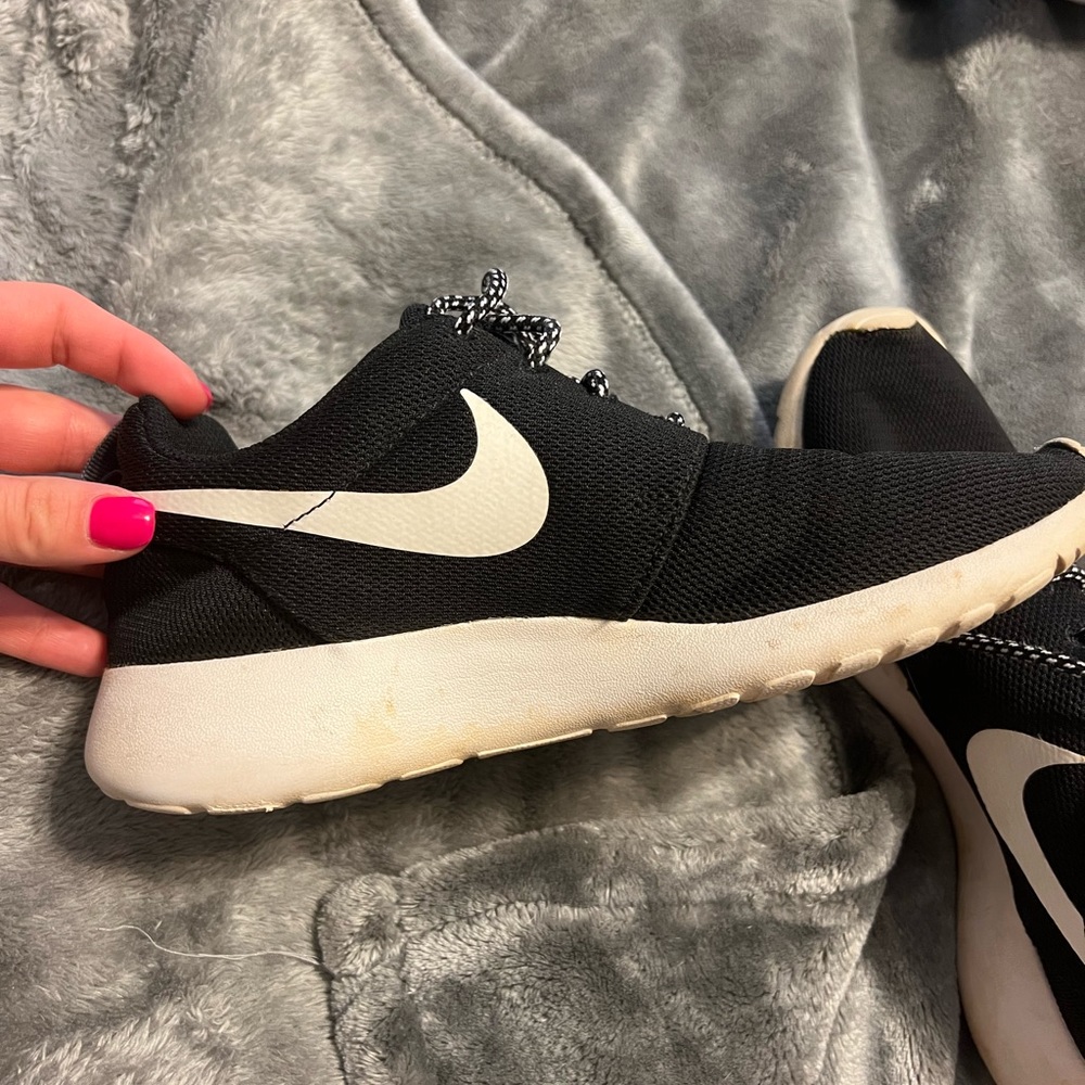 Black & white nike tennis shoes